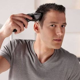 Khi cắt tóc hai bên bạn cần đưa tông đơ từ dưới lên trên và từ từ để đường tóc đúng chuẩn nhất
