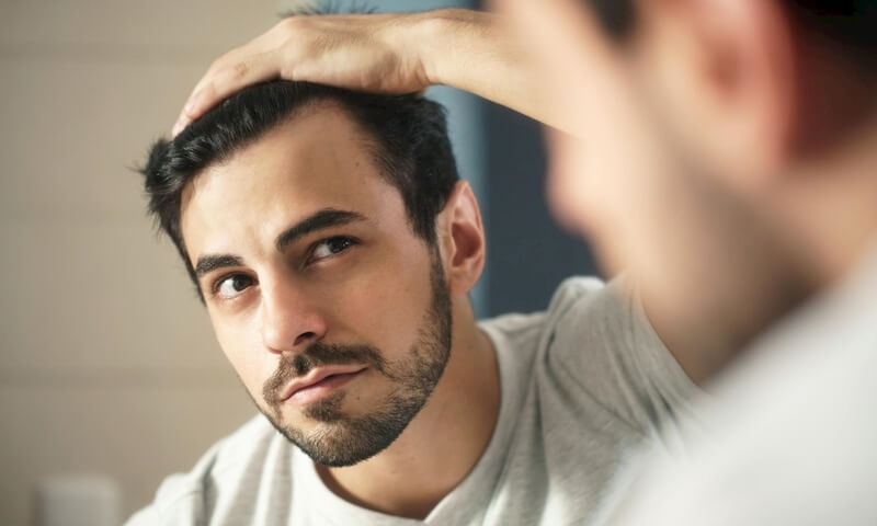 Phần tóc trên đỉnh đầu và trước trán là phần dễ cắt nhất, bạn chỉ cần điều chỉnh theo kiểu tóc dài, ngắn mình yêu thích