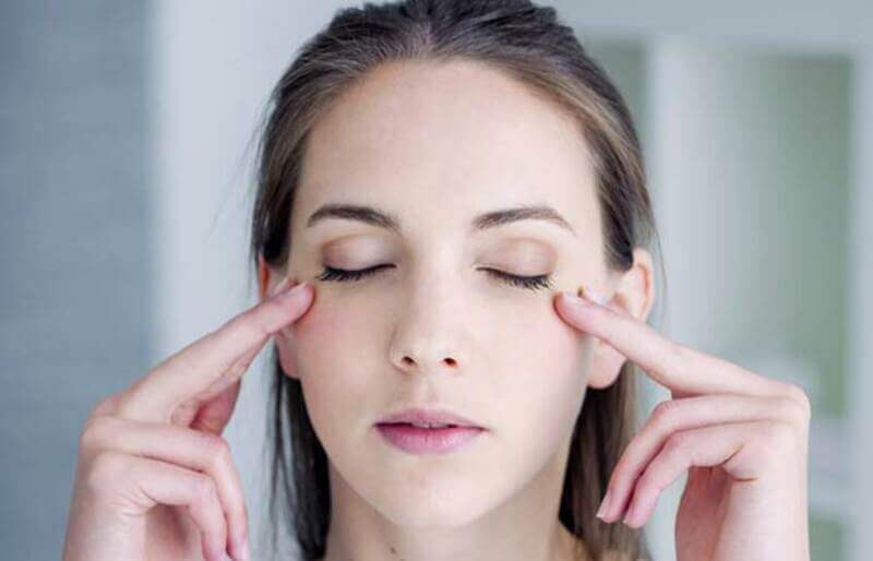 Thư giãn mắt trong quá trình làm việc giúp mắt luôn hoạt động ở trạng thái tốt nhất