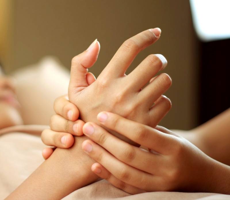 Massage bàn tay giúp thư thái, thoải mái hơn khi làm việc