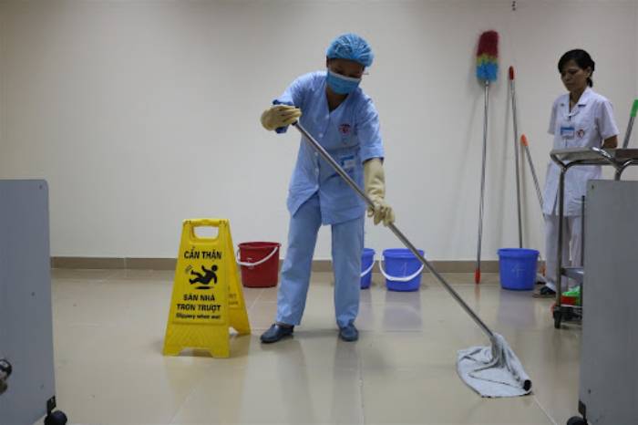Đồng phục dành cho công nhân vệ sinh cơ sở y tế giúp đảm bảo vệ sinh