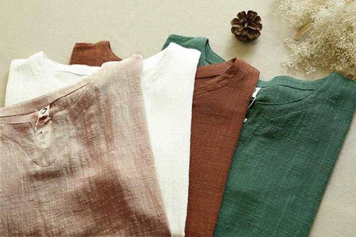 Không ngâm quần áo trong nước nóng và giặt với hóa chất mạnh khiến sợi vải co rút
