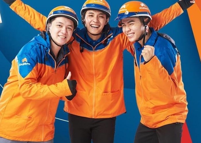 Đồng phục nhân viên giao hàng Ahamove nổi bật với màu cam và xanh dương