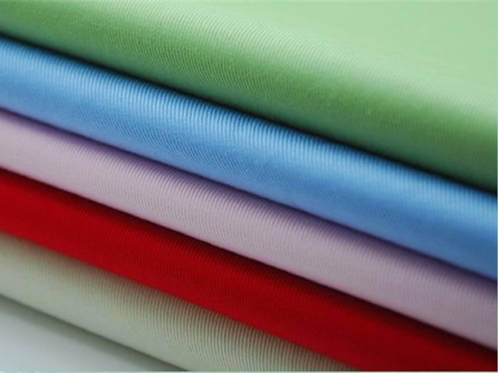Chất liệu vải có hàm lượng cotton càng thấp càng hạ giá thành khi may áo đồng phục giá rẻ