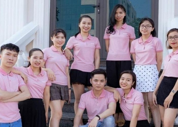 Áo đồng phục màu hồng cho tập thể nhân viên trẻ tuổi