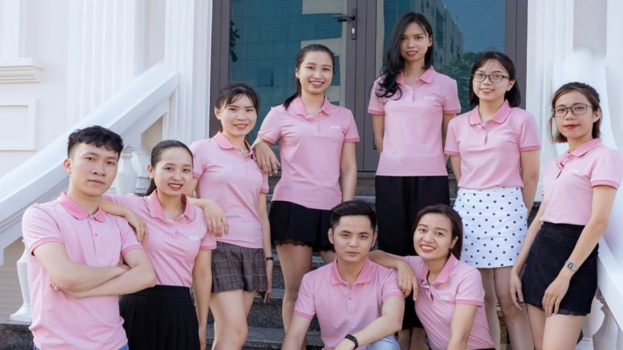 15 Mẫu Đồng Phục Công Ty Màu Hồng Đẹp, Gây Ấn Tượng Với Khách Hàng