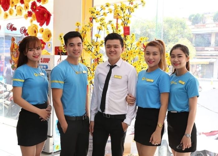 Quần âu sơ mi trắng là trang phục của quản lý điện máy xanh