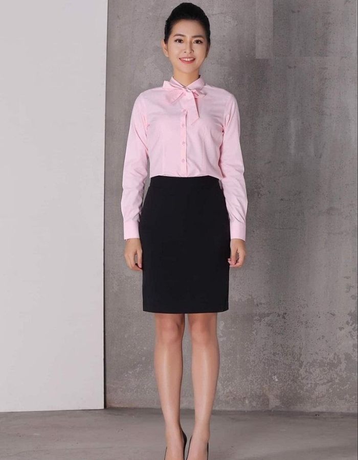 Tự tin với bộ đồng phục công ty gồm chân váy bút chì và áo sơ mi màu hồng nhạt nữ tính