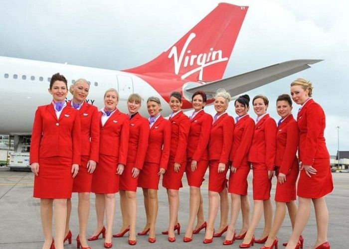 Trang phục tiếp viên hãng bay Virgin Atlantic với màu đỏ chủ đạo