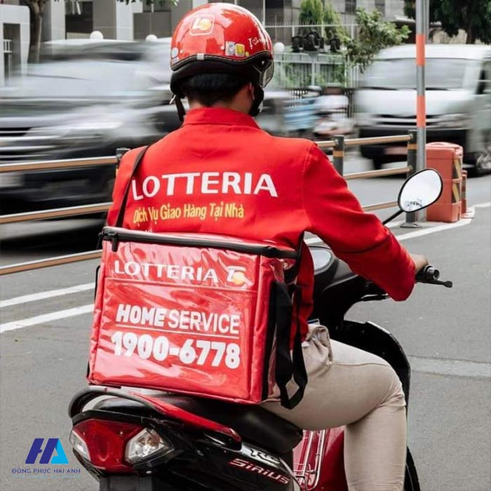 Đồng phục nhân viên giao hàng Lotteria giúp tăng độ nhận diện thương hiệu 