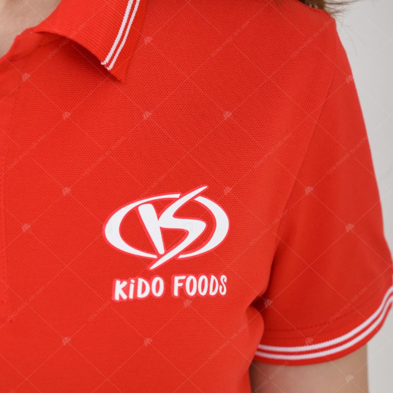 Mẫu đồng phục áo thun polo Kido Foods với phần logo in nổi bật trước ngực