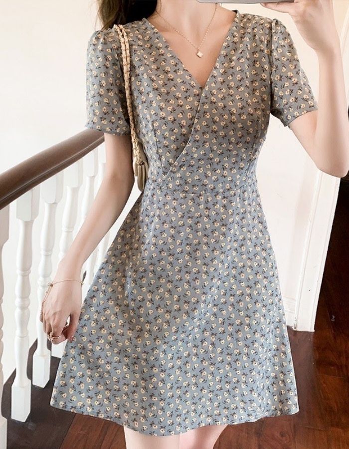 Một chiếc váy cổ chữ V nhẹ nhàng sẽ giúp bạn khoe xương quai xanh quyến rũ