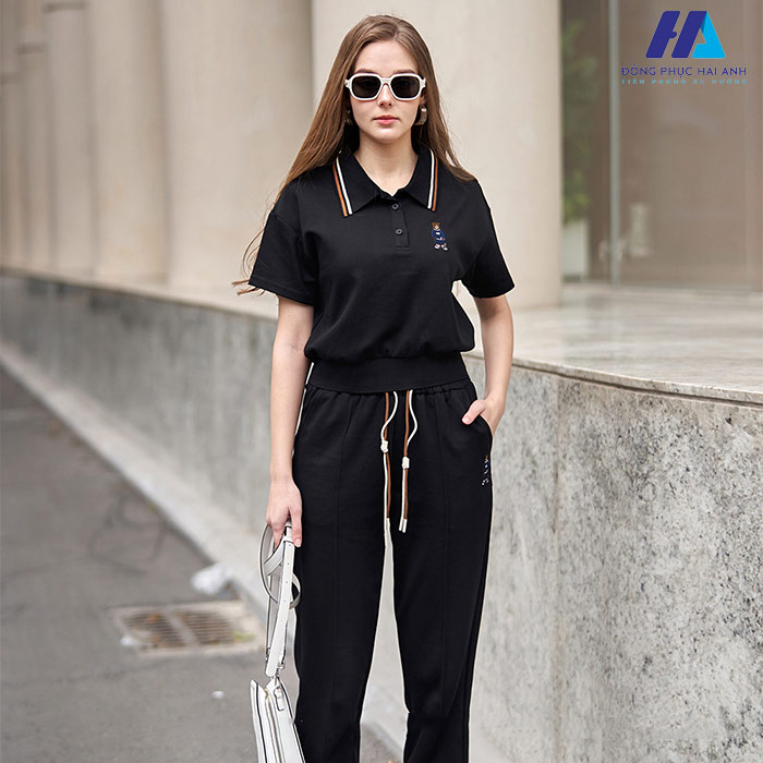 Phối áo polo và quần jogger cùng màu cho nữ 