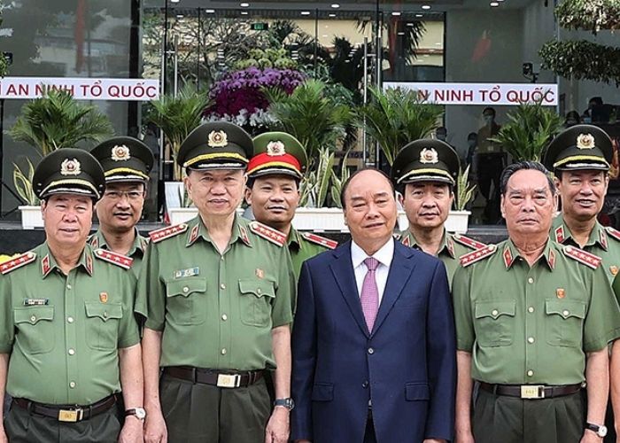 Chủ tịch nước Nguyễn Xuân Phúc thăm các chiến sỹ công an kinh tế