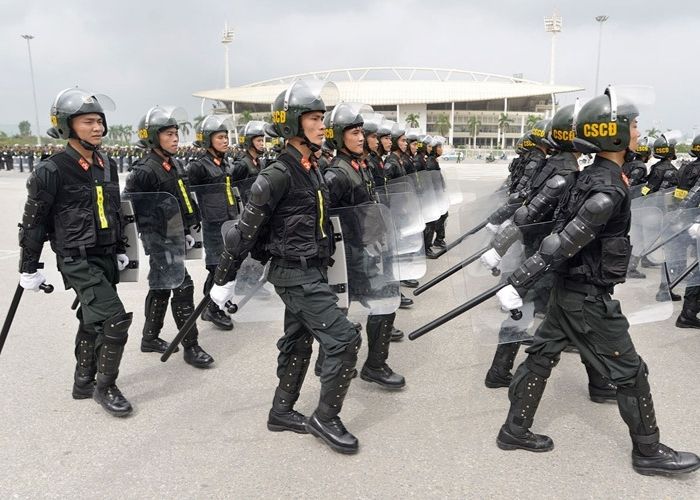 Hình ảnh cảnh sát cơ động trang bị vũ trang sẵn sàng làm nhiệm vụ