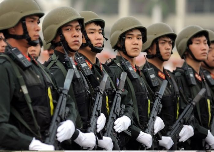 Hình ảnh các chiến sĩ cảnh sát cơ động trong bộ quân phục được trang bị đầy đủ vũ trang