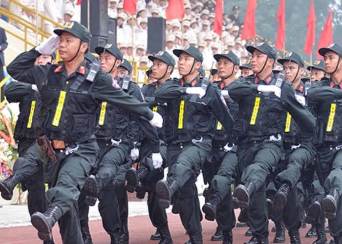 Màu áo đồng phục xanh rêu đặc trưng của lực lượng cảnh sát cơ động