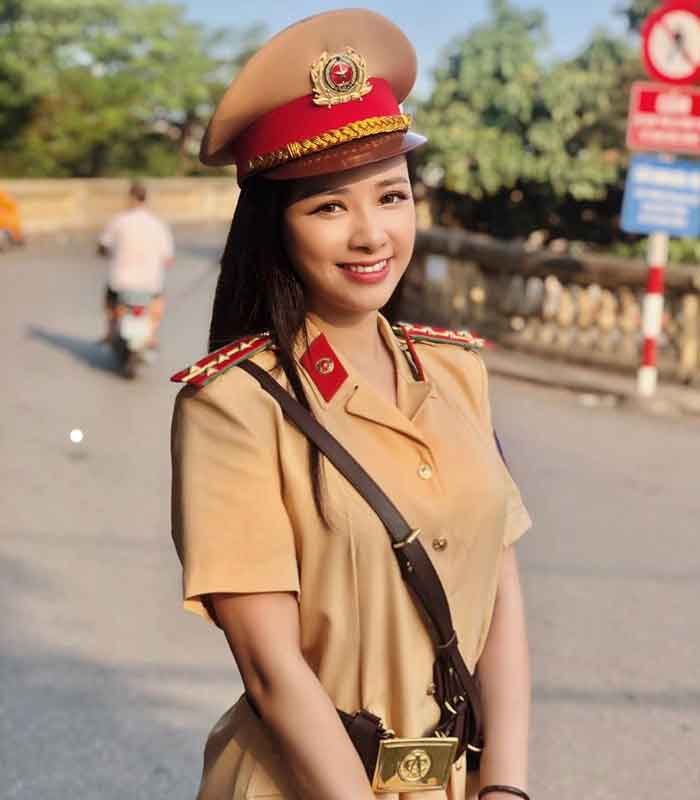 Trang phục nữ cảnh sát giao thông duyên dáng