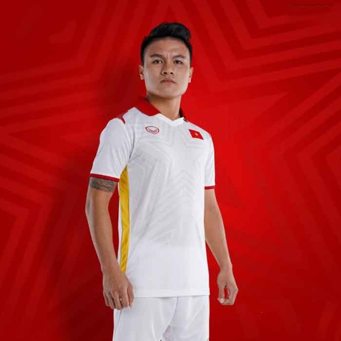 Quang Hải trong bộ đồ thi đấu sân khách bóng đá Việt Nam