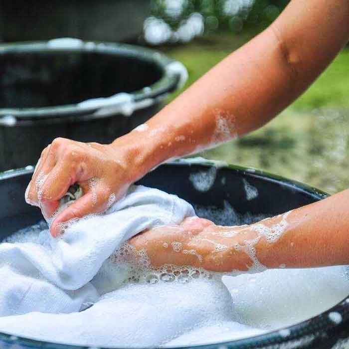 Giặt tay các sản phẩm từ vải tuyết mưa tuyệt đối không được mạnh tay