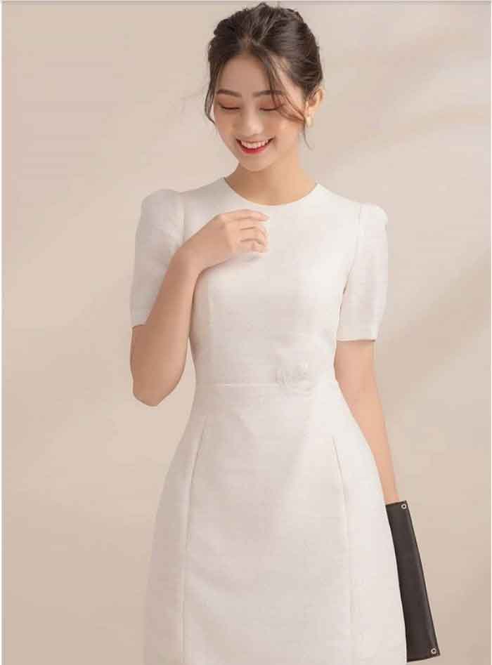 Trang phục váy liền thân màu trắng tinh tế