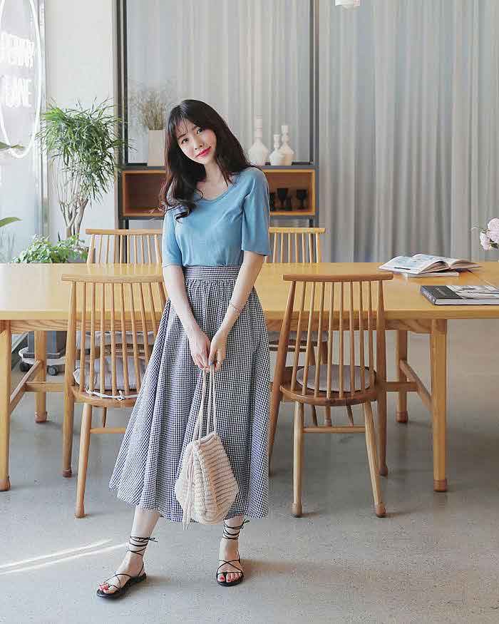 Phối áo Hàn Quốc điều đà với chân váy dài