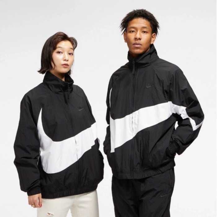 Mẫu áo khoác Nike hai màu đen trắng kết hợp hài hòa