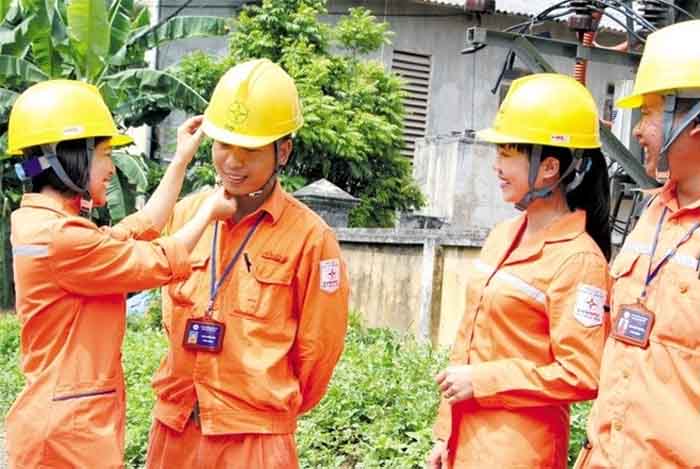 Công nhân điện lực có bộ đồ bảo hộ màu cam