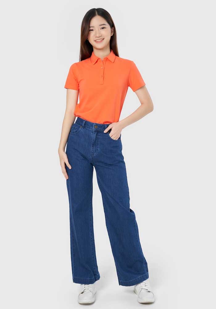 Kết hợp áo thun cam cổ đứng cùng chiếc quần jeans dáng suông tạo nên sự năng động
