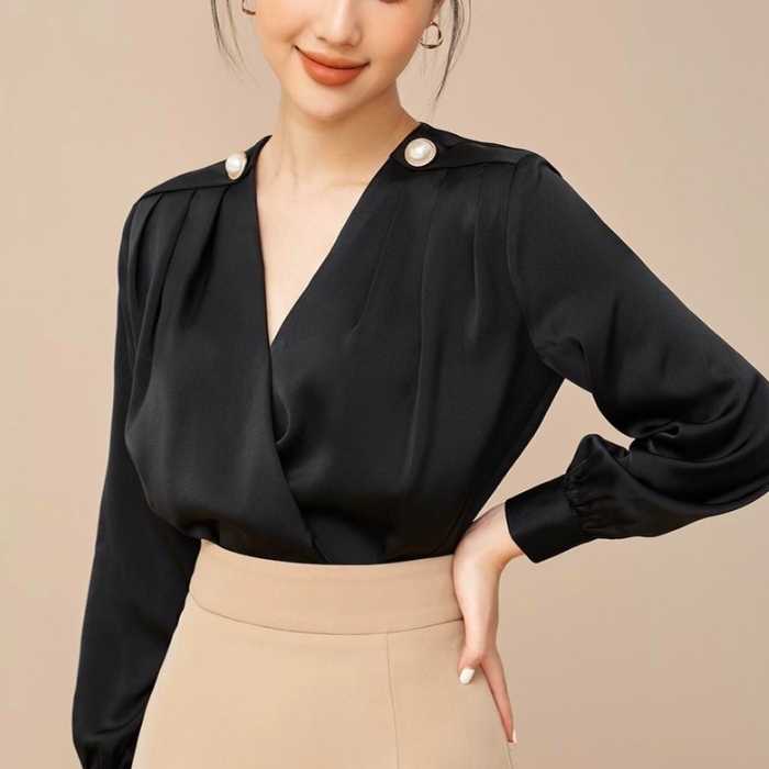 Các kiểu áo sơ mi nữ Hàn Quốc cổ V mang vẻ quyến rũ, gợi cảm nhưng không lộ liễu