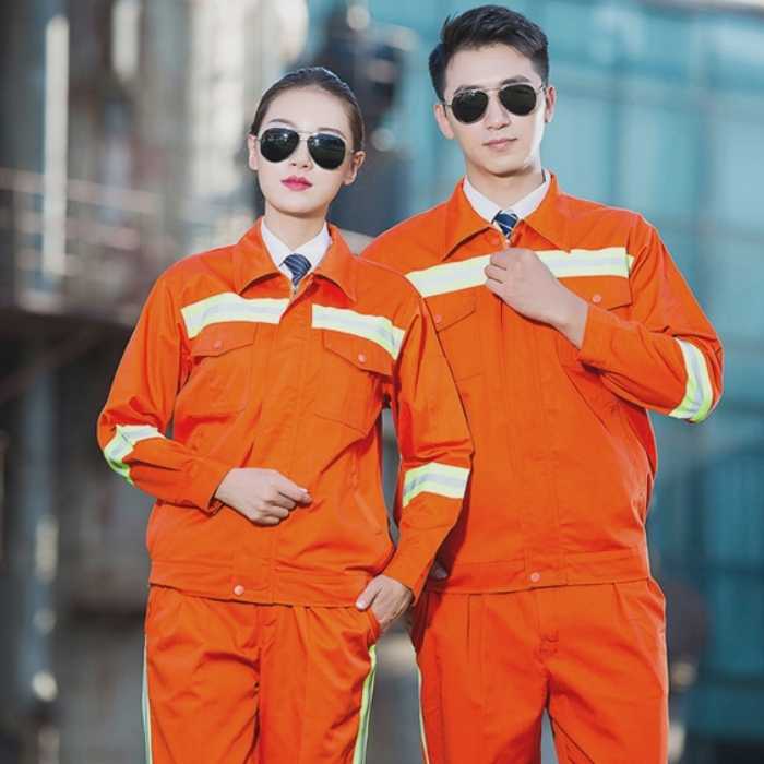 Đồng phục thợ điện có màu cam nổi bật kết hợp các dải phản quang, đảm bảo an toàn khi làm việc buổi tối