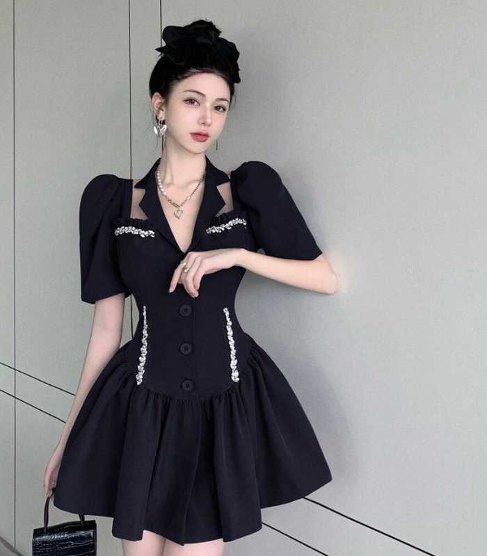 Kiểu váy công sở trẻ trung dáng tay bồng đính ngọc, thiết kế cut out độc đáo