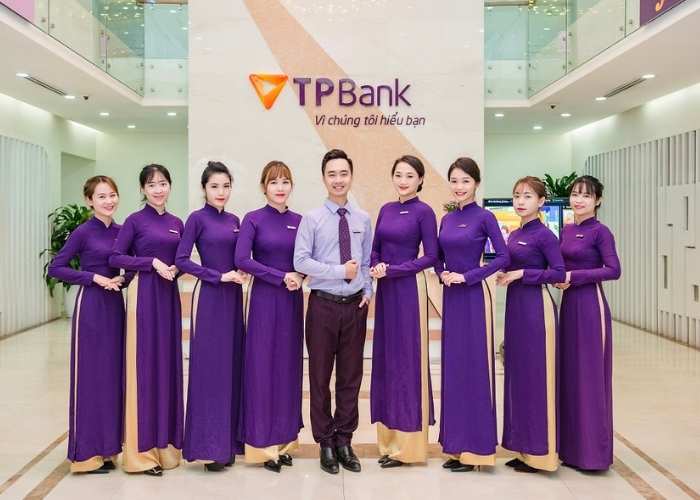 Mẫu đồng phục văn phòng áo dài cách tân tại ngân hàng TP Bank