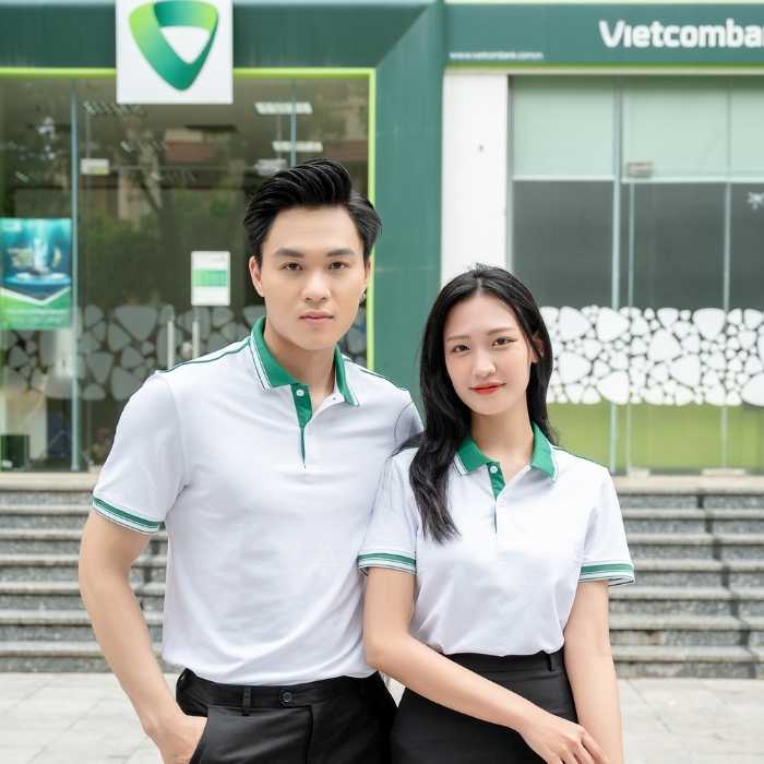 Mẫu đồng phục ngân hàng Vietcombank đơn giản nhưng vẫn đậm chất thanh lịch, chỉn chu