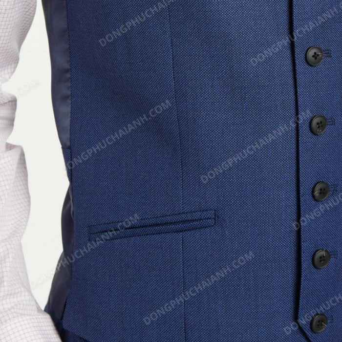 Áo gile nam màu xanh coban được may từ vải dệt cao cấp thể hiện sự sang trọng của quý ông