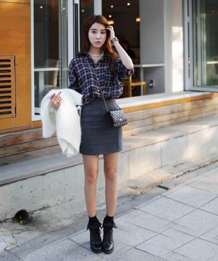 Style đậm chất Hàn cho chị em công sở - áo sơ mi caro và chân váy ôm sát