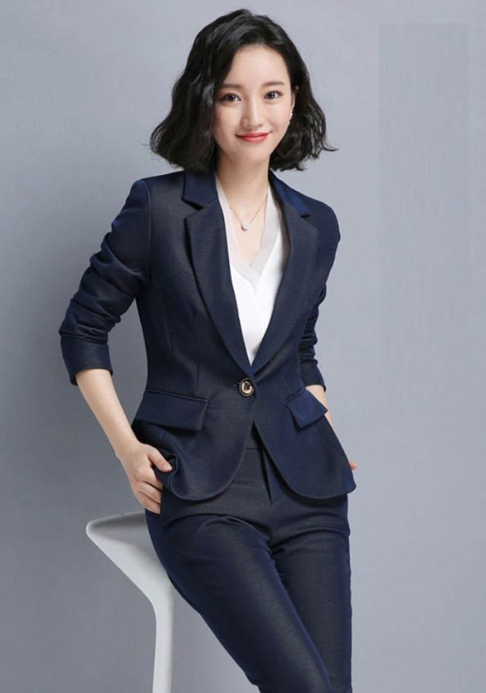 Bộ suit màu xanh than được thiết kế từ vải bóng cao cấp thể hiện sự sang trọng của quý cô