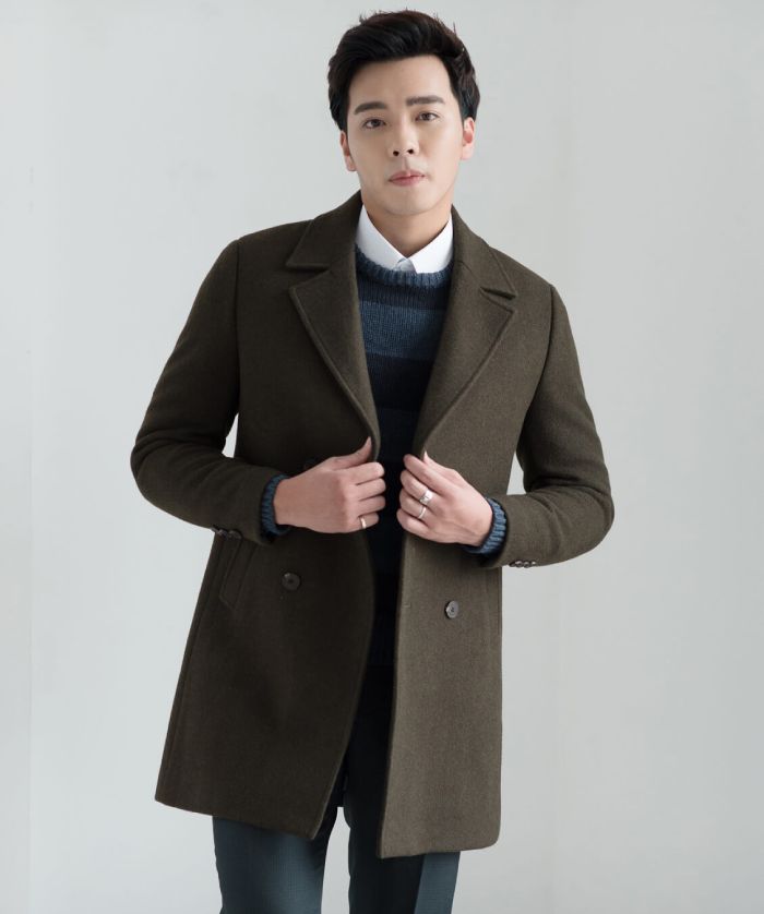 Diện áo măng tô cùng áo len và sơ mi mang đến phong cách Hàn Quốc trẻ trung
