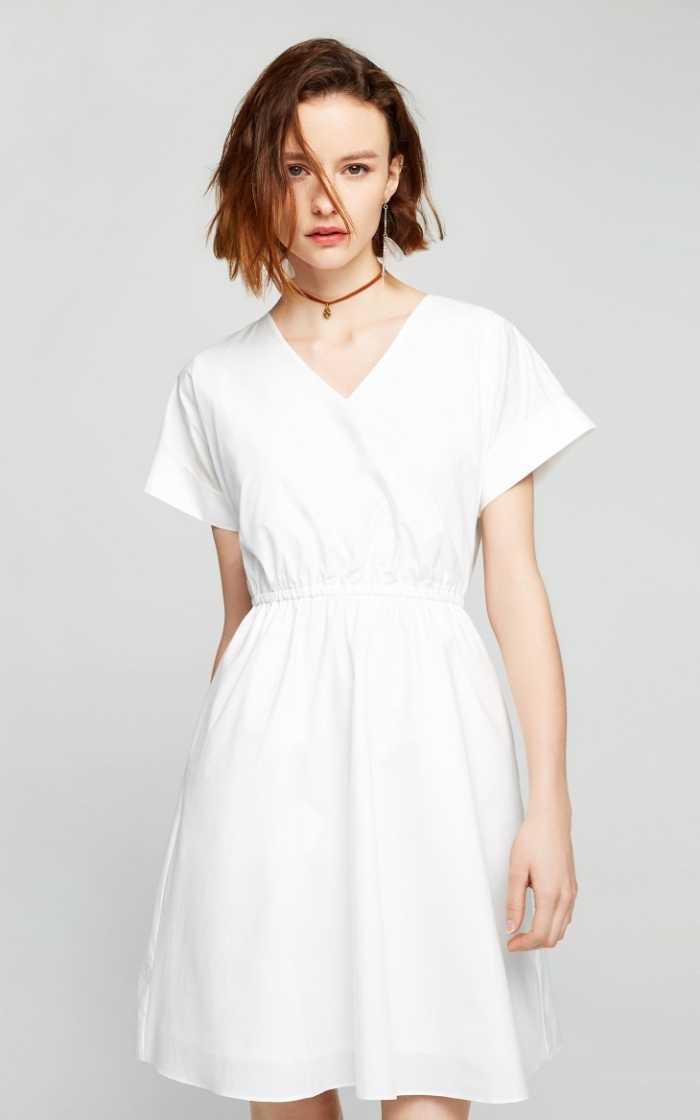 Mẫu váy trắng trơn cổ v tay ngắn trẻ trung