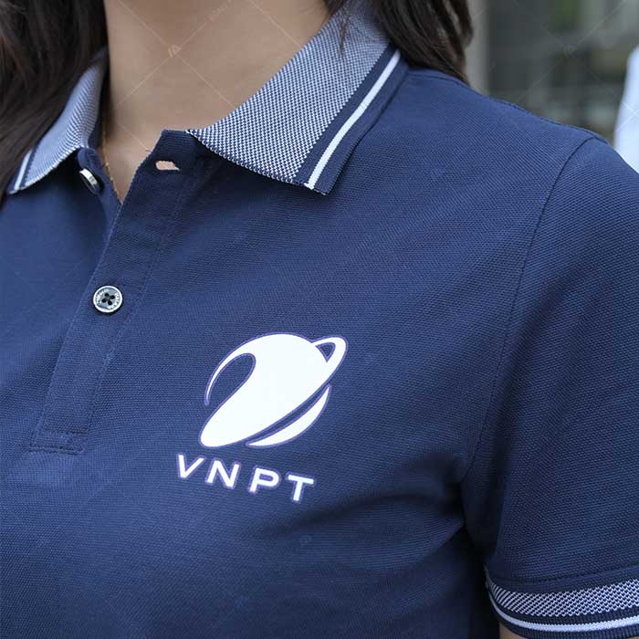 Logo Tập đoàn VNPT được in decal sắc nét bởi xưởng in Đồng phục Hải Anh
