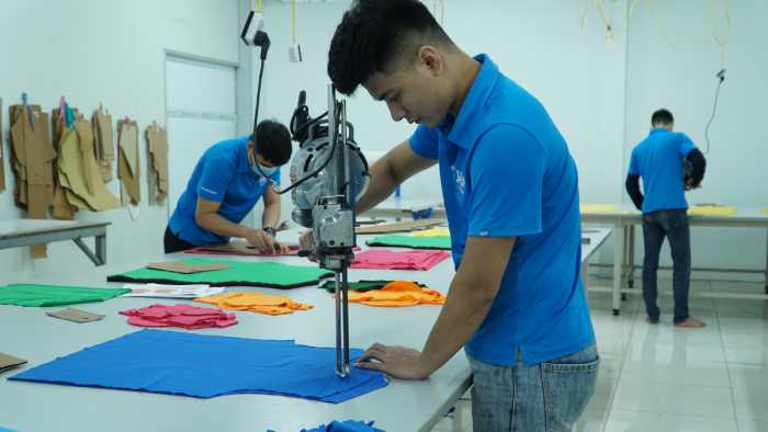 Thời gian sản xuất áo sơ mi ảnh hưởng đến giá may áo sơ mi