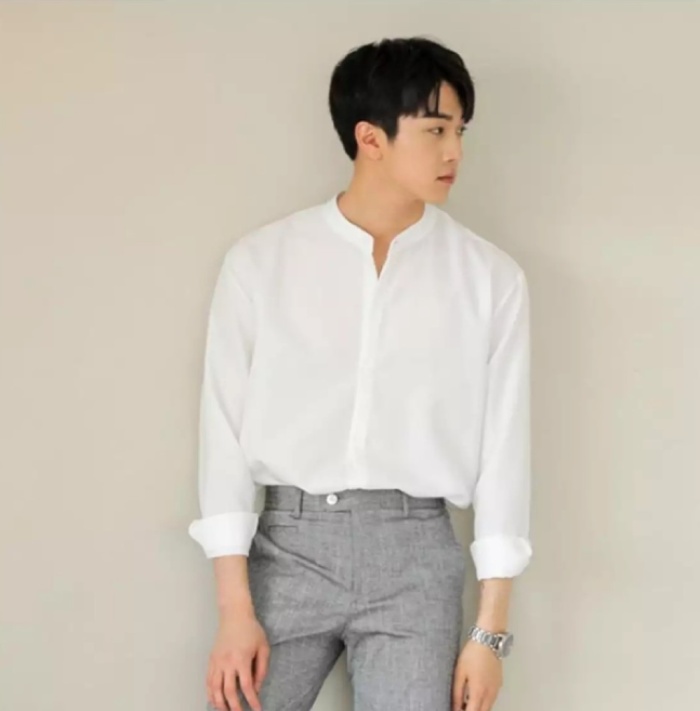 Lãng tử trong chiếc áo sơ mi trắng cổ trụ mang phong cách Hàn Quốc trẻ trung