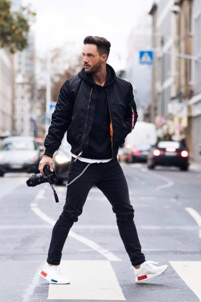 Kết hợp áo hoodie, bomber, jeans và giày thể thao tạo nên phong cách đường phố cool ngầu cho phái mạnh