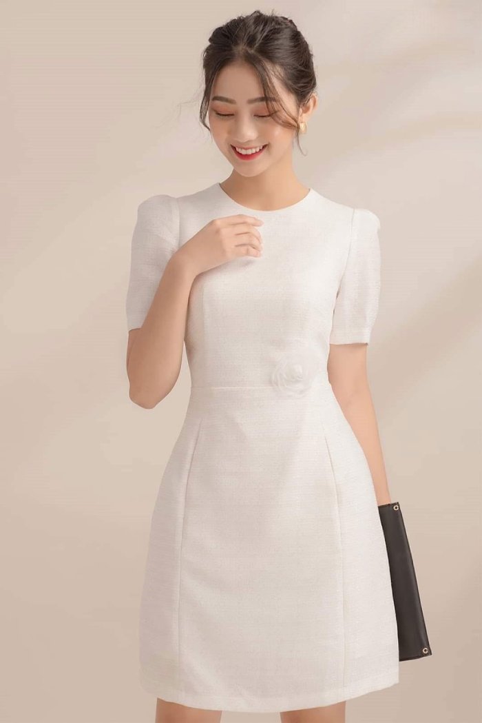 Đầm trắng trơn kiểu dáng chữ A nhà C.A.T Boutique mang đến sự thuần khiết cho cô nàng