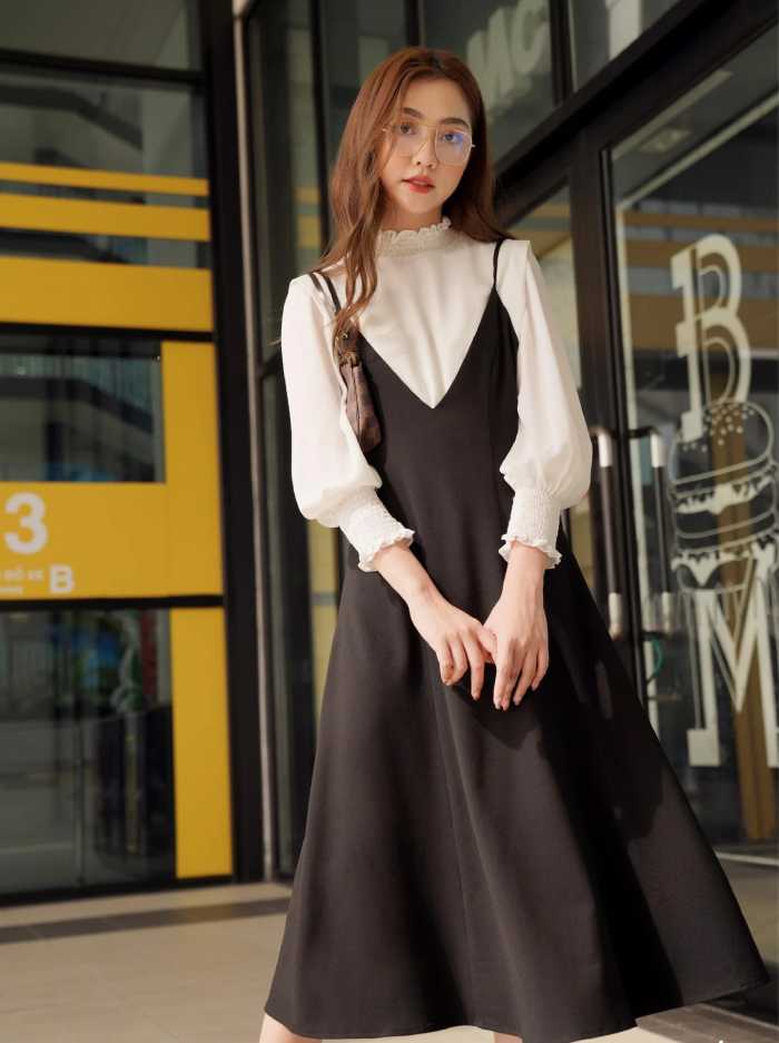 Set áo váy yếm được kết hợp từ hai màu đối lập trắng - đen cho cô nàng thích phong cách tối giản 