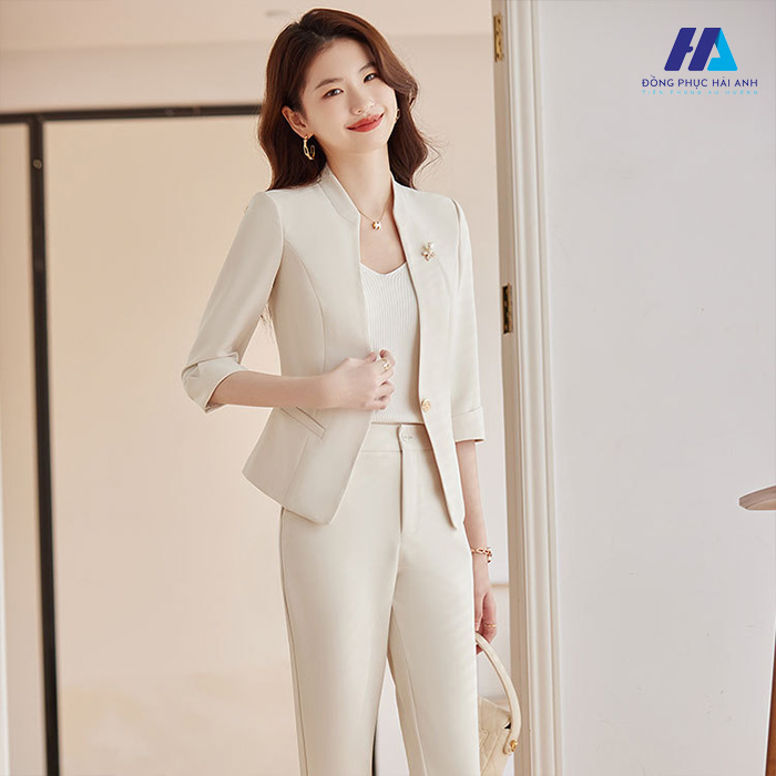 Kết hợp áo vest/blazer cùng quần tây công sở nữ