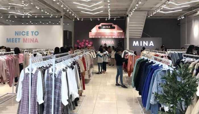 Không gian shop bán áo sơ mi nữ Mina