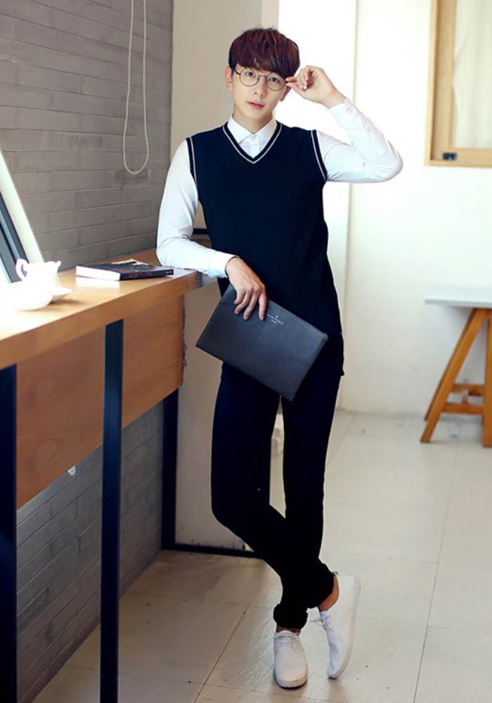 Chàng diện áo sơ mi, cùng gile và quần âu mang đậm chất phong cách trang phục công sở Hàn Quốc