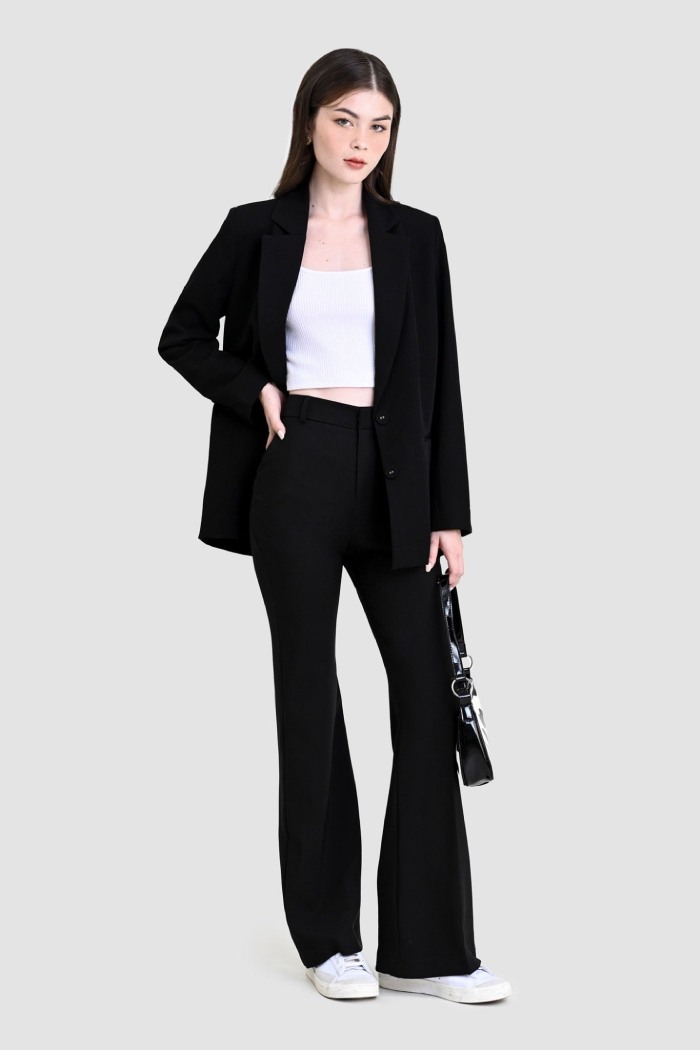 Mix bộ suit đen cùng áo croptop trắng tạo thành set trang phục đơn giản nhưng không đơn điệu