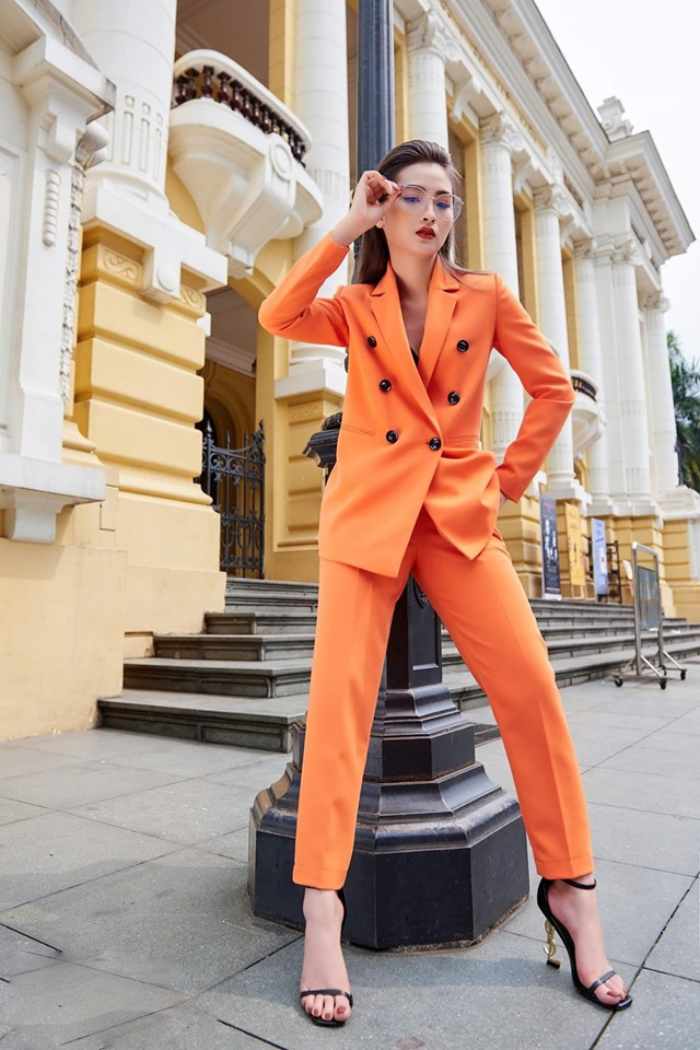 Bộ suit màu cam rực rỡ thể hiện sự cá tính, kiêu kỳ của phái đẹp